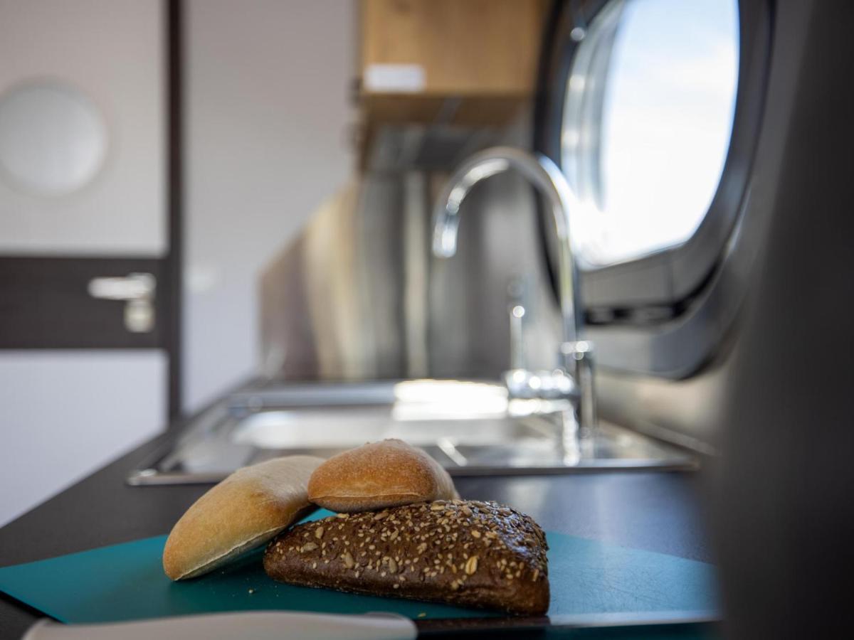 Tiny Houseboat De Woudaap - I Hotell Uitgeest Eksteriør bilde